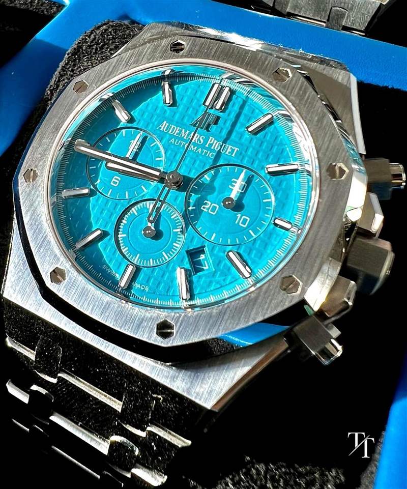 從面盤格局可以看出手表搭載的是RO系列計(jì)時(shí)碼表較傳統(tǒng)的2385機(jī)芯,一樣的功能換成TIFFANY藍(lán)面讓人感到耳目一新。 (Source:timeandtonic) 比PPxTIFFANY 5711更稀有!AP皇家橡樹(shù)綠松隱藏版手表全球限量5只-復(fù)刻表