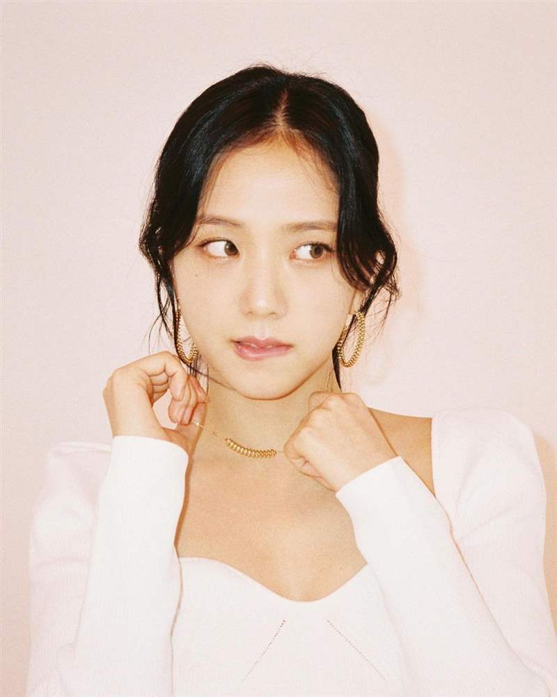 Jisoo私服珠寶手表造型特搜！「卡地亞Tank表、LOVE戒指」打造都會(huì)個(gè)性范本-復(fù)刻表