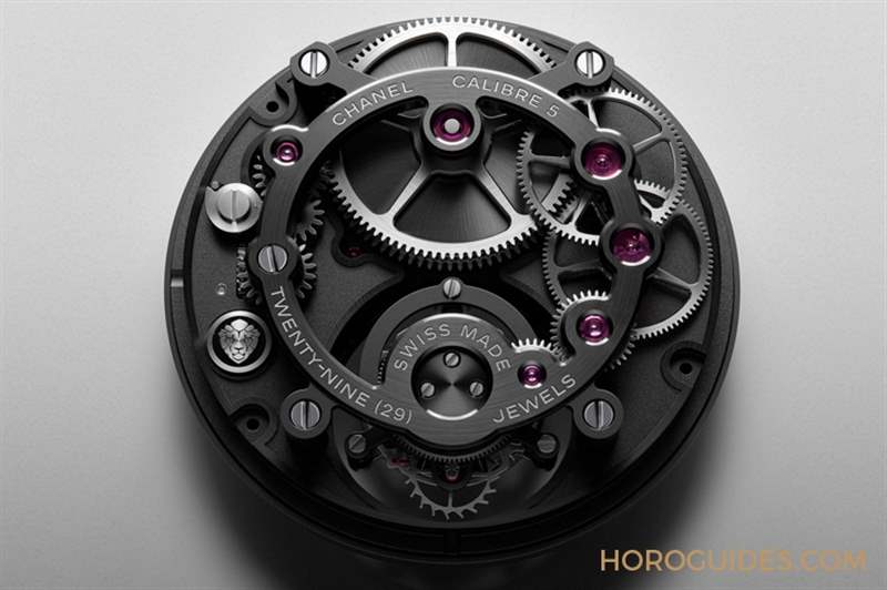 因為香奈兒CHANEL第五枚自制機芯Caliber 5，陀飛輪的運行開始發光｜J12鉆石陀飛輪腕表-復刻表