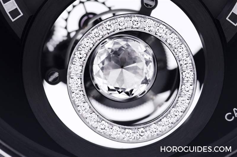 因為香奈兒CHANEL第五枚自制機芯Caliber 5，陀飛輪的運行開始發光｜J12鉆石陀飛輪腕表-復刻表