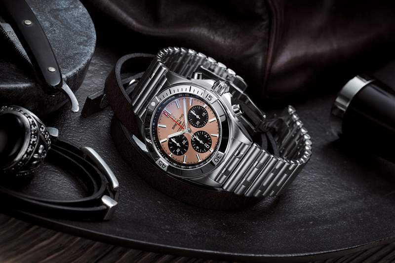 百年靈 Chronomat B01 42，帶有銅色表盤和黑色對比色計時盤