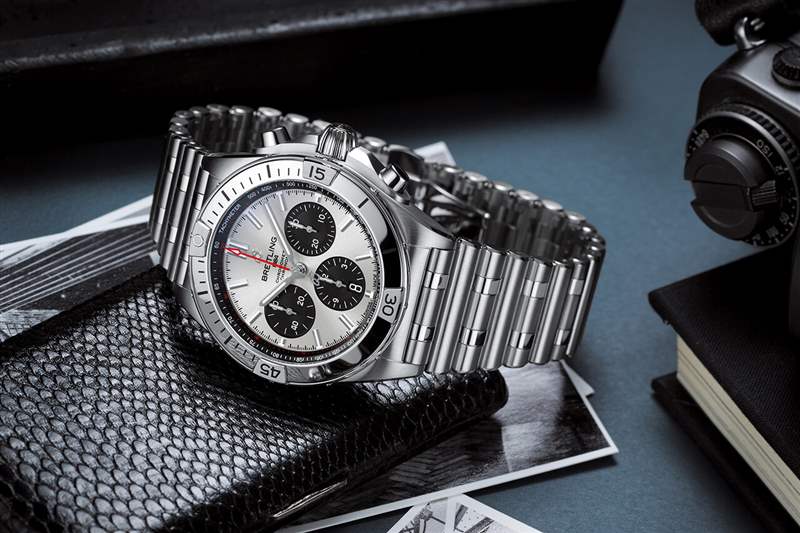 百年靈 Chronomat B01 42，銀色表盤和黑色對比色計時盤