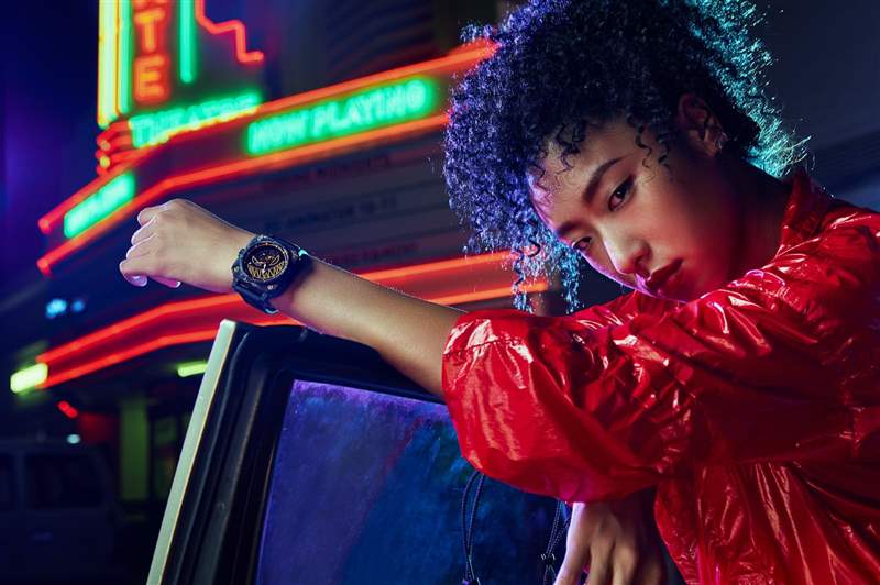 馭光者系列18K黃金夜光塗層自動腕錶RM111-GD(圖片來源:ROMAGO) 獨立制表師ROMAGO黃金配夜光碳纖玩味新作漆黑中螢火蟲沖擊視覺-復刻表