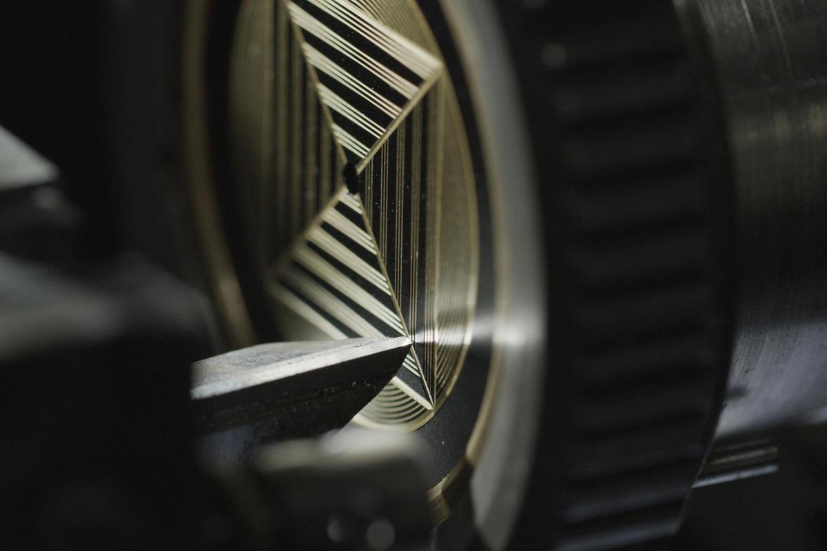 Louis Erard挑戰(zhàn)最親民的機刻雕花工藝？-復(fù)刻表