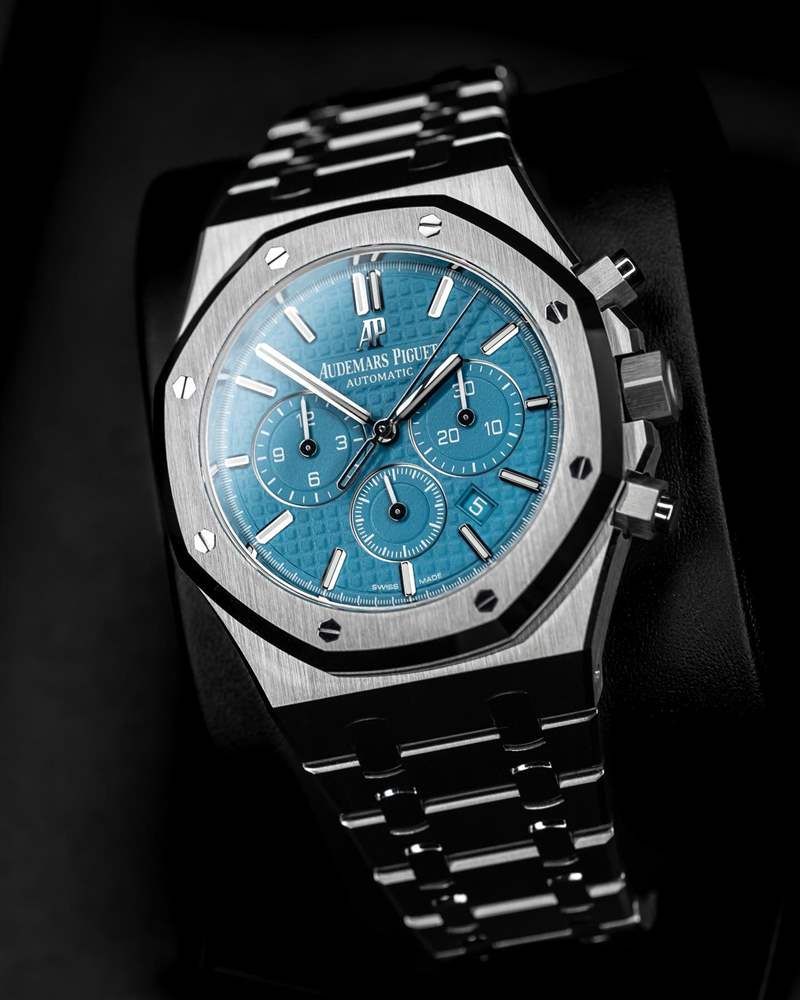 不銹鋼表殼搭配綠松石色面盤,這樣的組合讓人想以2021年底的PP爆款,不過(guò)這款A(yù)P隱藏版限量數(shù)更少,全球僅5只。 (Source:Platinum Times Co.) 比PPxTIFFANY 5711更稀有!AP皇家橡樹(shù)綠松隱藏版手表全球限量5只-復(fù)刻表