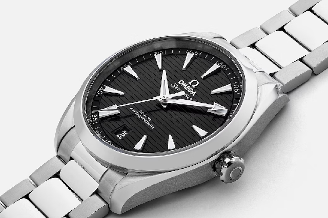 看電影喬治克魯尼試圖阻止他女兒的婚禮穿著歐米茄海馬Aqua Terra在“天堂門(mén)票”中-復(fù)刻表