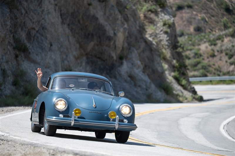 駕駛California Mille 復(fù)古跑車?yán)惖囊惶欤宕魇挵钔蟊?復(fù)刻表