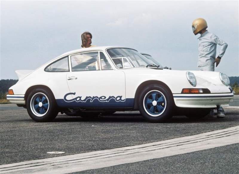 911 Carrera RS 2.7是保時(shí)捷911車系中的一款標(biāo)志性杰作,亦是首款以「Carrera」命名,并將Carrera名稱印上車身的車款。 (圖片來(lái)源:TAG Heuer) TAG Heuer聯(lián)乘Porsche Carrera五十周年限量版致敬終極賽車精神-復(fù)刻表