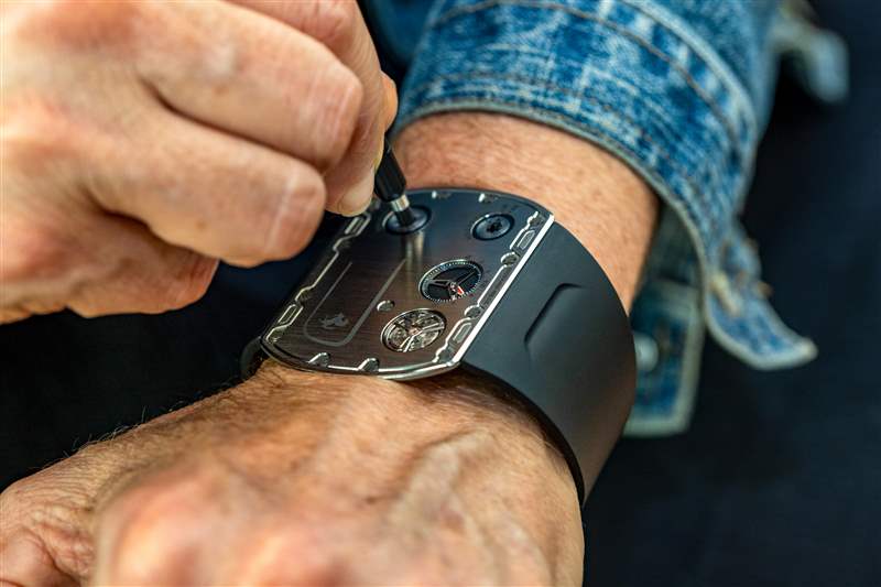 親身體驗(yàn)佩戴世界上最薄的手表 Richard Mille RM UP-01 的感覺-復(fù)刻表