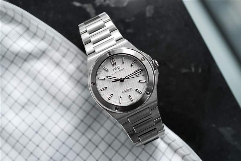 推出全新萬國工程師自動腕表40-復刻表