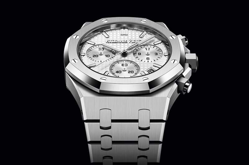不鏽鋼白面皇家橡樹自動上鍊計時碼錶原本行情就是三款中較低的,一年前後它的身價也下滑達40%。(AUDEMARS PIGUET) AP皇家橡樹最新行情出爐愛彼自動計時碼表一年前后價格縮水4成-復刻表