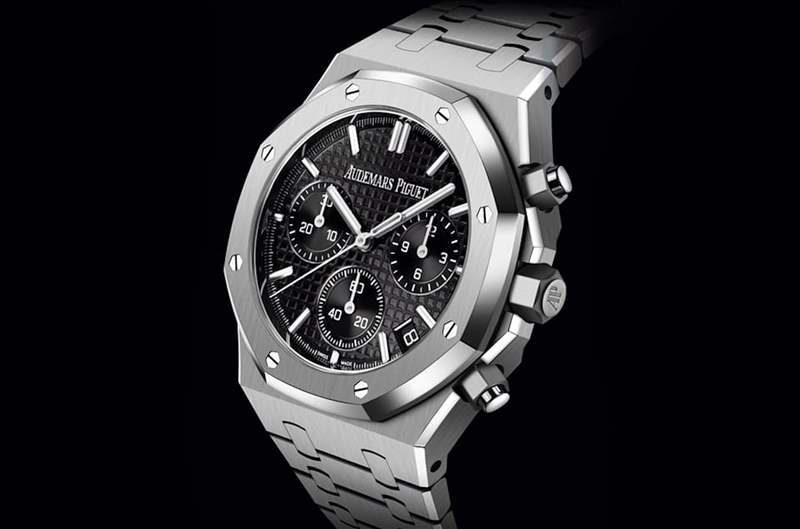 不鏽鋼黑面皇家橡樹自動上鍊計時碼錶目前國外報價約55,400美金,一年前後下滑幅度是藍面、黑面與白面中最多的。(AUDEMARS PIGUET) AP皇家橡樹最新行情出爐愛彼自動計時碼表一年前后價格縮水4成-復刻表